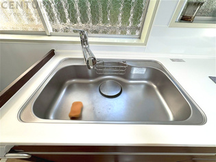 大きなシンクでお鍋などの大きな調理器具を洗う際にも便利です。
