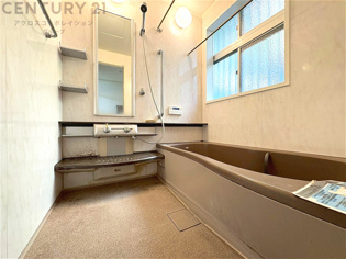 ユニットバスは省スペースでありながら、シンプルな設計と使いやすさを備え、簡便なメンテナンスが可能です。またミラー・小物置き場もあり便利です。