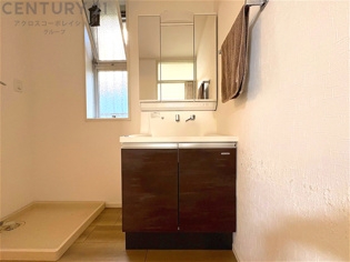 化粧品や洗顔料、歯ブラシなどの必需品をまとめて置ける収納スペースがあり、使用するたびに取り出す手間が省けます。また、水回りのため、濡れても大丈夫な素材が使用されており、お手入れが簡単です。