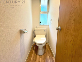 温水洗浄便座付トイレは温水洗浄機能により、暖かい水でおしりを洗浄することができ、冷たい水を使う従来の便座に比べ、温水洗浄機能で暖かいトイレを提供し、快適な使用を可能にします。