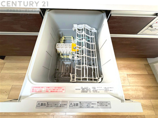 手洗いに比べて時間や労力を節約できることです。また、高温のお湯で洗浄されるため、雑菌や細菌を殺菌する効果もあります。さらに、乾燥機能があるため、手で拭く手間も省け衛生的に保管できます。