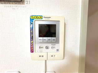 訪問者が来たときにテレビ画面で確認できるため、安心してドアを開けられます。録画機能があるものもあり、留守中に来訪者を記録しておくことができます。利便性が高く、セキュリティ面でも安心です。