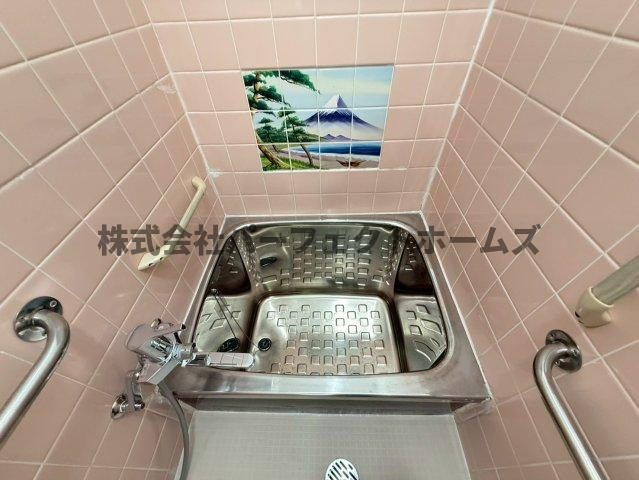 緑町戸建　賃貸の浴室|落ち着いた空間のお風呂です