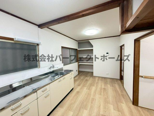 緑町戸建　賃貸の居間・リビング|ゆったりとしたリビングです