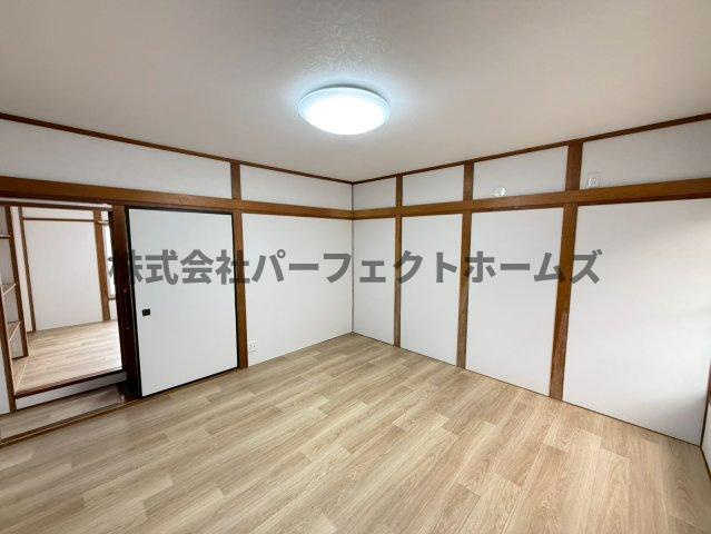 緑町戸建　賃貸の内装|明るい色調の室内です