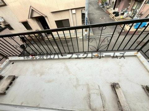 緑町戸建　賃貸のバルコニー|バルコニーからの眺めを楽しみながら食事をしませんか
