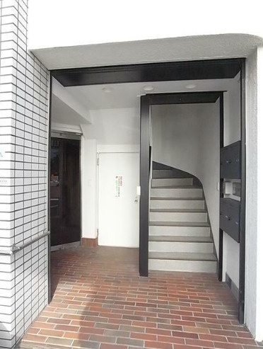 YDビルディングのエントランス