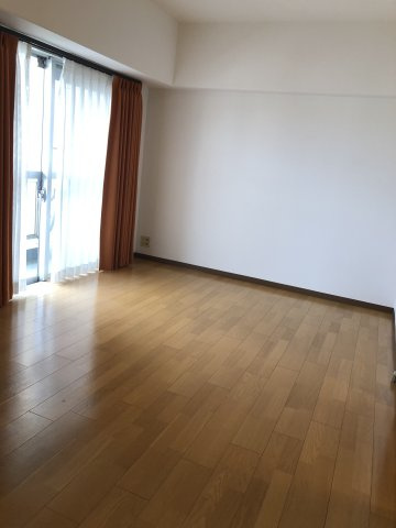 朝日白山マンションの洋室