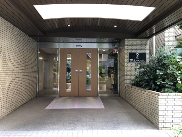 朝日白山マンションのエントランス