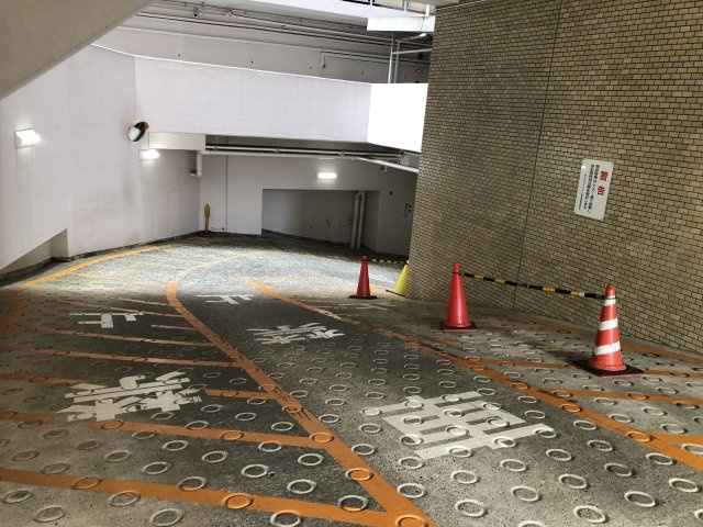 朝日白山マンションの駐車場