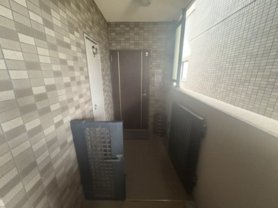 【玄関】 | ファミール百間川 | ♦専用ポーチ　2.7㎡ございます♦