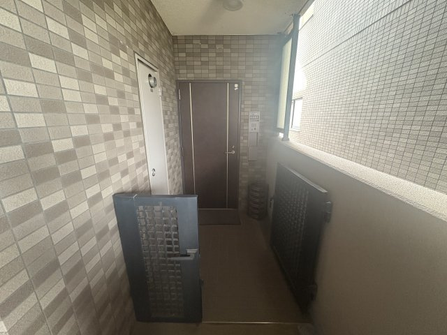 【玄関】 | ファミール百間川 | ♦専用ポーチ　2.7㎡ございます♦