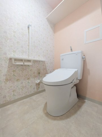 須磨白川台レックスマンションのトイレ|鮮やかなクロスを施工したトイレ