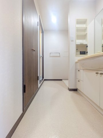 須磨白川台レックスマンションの独立洗面台|身支度のしやすい横幅が広い洗面台