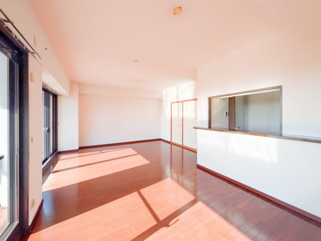 須磨白川台レックスマンションのキッチン|軽食も取れるキッチンカウンター