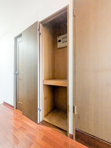 須磨白川台レックスマンションの収納|廊下にある収納スペース