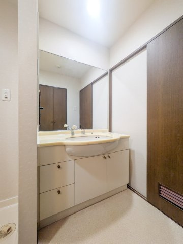 須磨白川台レックスマンションの独立洗面台|忙しい朝に便利なシャンプードレッサー付