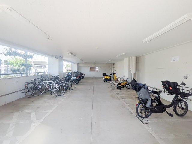 須磨白川台レックスマンションの駐車場|雨風、日差しを凌げるピロティ式