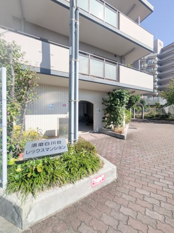 須磨白川台レックスマンションのエントランス|綺麗に清掃されているエントランス