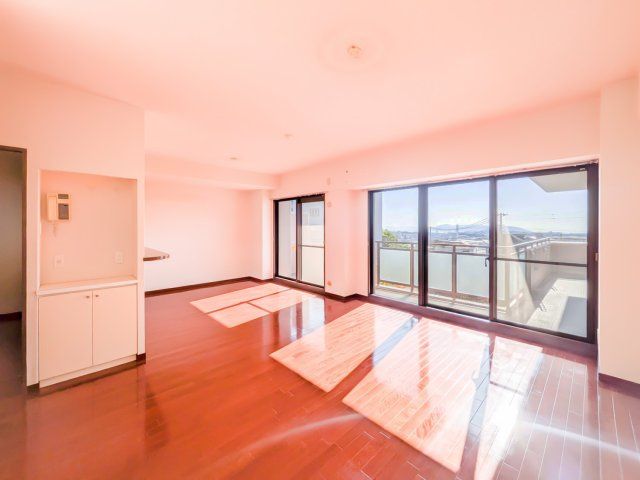 須磨白川台レックスマンションの居間・リビング|5面の窓がある解放感あるリビングダイニング