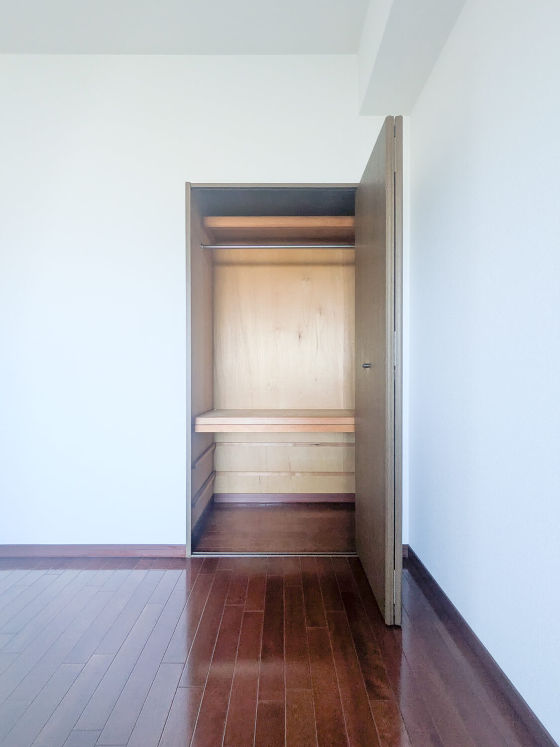 須磨白川台レックスマンションの収納|約7.3帖の洋室にあるクローゼット