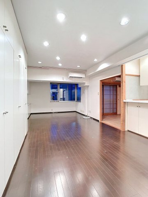 【居間・リビング】 | 豊栄荻窪ステーションプラザ | ★収納豊富の広々としたリビングです★