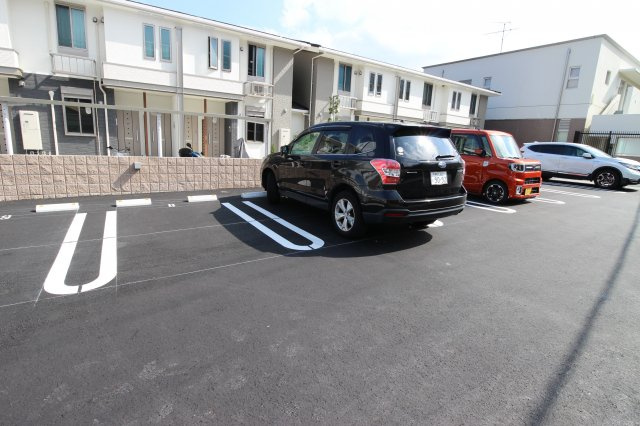 メゾン・ド・カルムⅥの駐車場