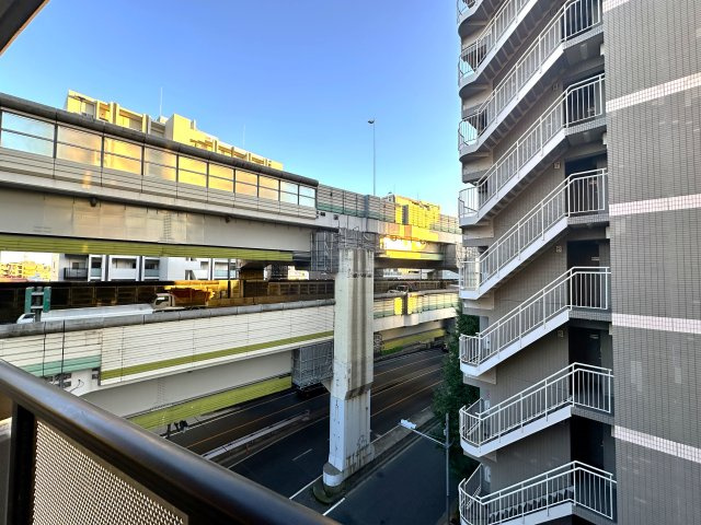 アークステージ北池袋の展望|窓越しに広がる風景が、暮らしのリズムに優しく寄り添います。空の移ろい、そよぐ風、遠くの街灯りが日常に静かな豊かさと安らぎをもたらしてくれます。