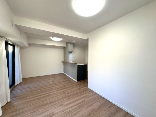 アークステージ北池袋の居間・リビング|空間の広がりと柔らかな採光に包まれたリビングダイニング。毎日の暮らしに“ちょっと特別”を感じさせてくれる、住まいの中心となる空間です。