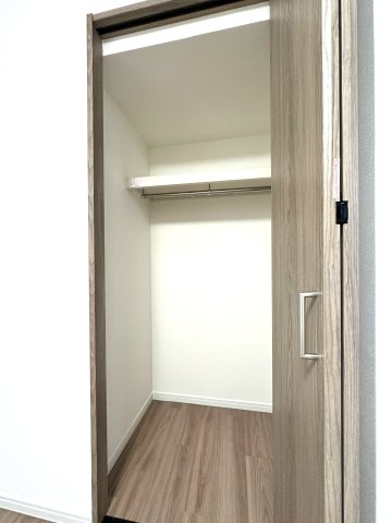 アークステージ北池袋の収納|暮らしをすっきり整える豊富な収納スペースは、衣類から日用品まで余裕を持ってしまえ、いつも整った美しい住まいを保つことができます。快適な生活を支える頼もしい味方です。オールOK