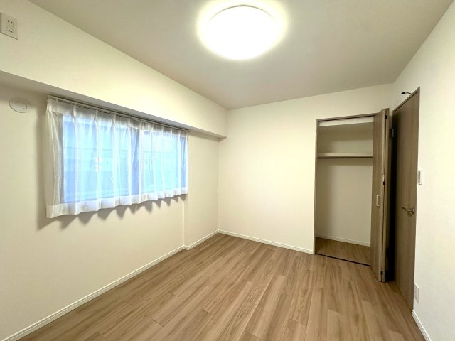 アークステージ北池袋の洋室|家具のレイアウトも自由自在な洋室は、暮らす人のスタイルに寄り添える柔軟な一部屋。毎日をより快適に、自分らしく過ごせる場所です。