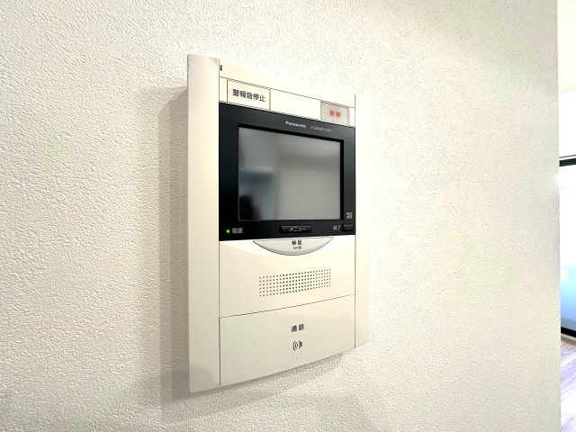 アークステージ北池袋の防犯設備|リビングから来訪者の姿をしっかり確認できるモニター付きインターホンは、防犯性はもちろん、急な来客にも安心して対応できる心強い設備。ご家族の安全と安心な暮らしをそっと支えてくれます。