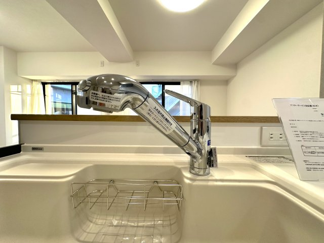 アークステージ北池袋のキッチン|浄水機能付きの水栓は、安心でおいしい水がすぐ使える便利な設備。ハンドシャワーで使い勝手もよく、毎日の家事が快適になります。使い勝手と衛生面を両立した設計が、毎日の家事に小さな心地よさと楽しさをプラス。