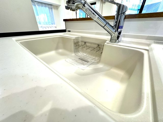 アークステージ北池袋のキッチン|人工大理石のシンクは天板とシンクが同じ素材の為、つなぎ目がなく汚れにくい造りになっております。