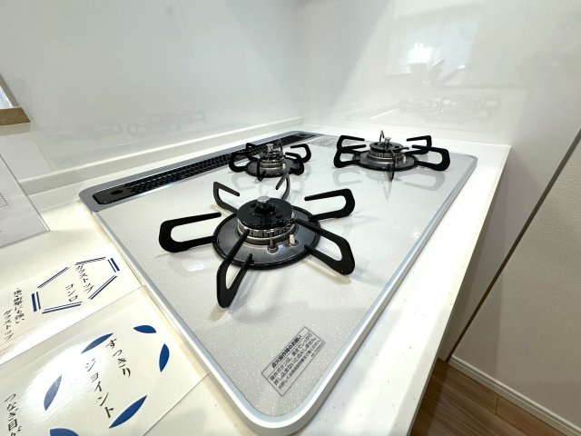 アークステージ北池袋のキッチン|3口ガスコンロで、同時調理もスムーズに。忙しい毎日にうれしい機能です。ガラストップコンロはスタイリッシュなデザインで、掃除が簡単、汚れがつきにくいなどのメリットがあります。