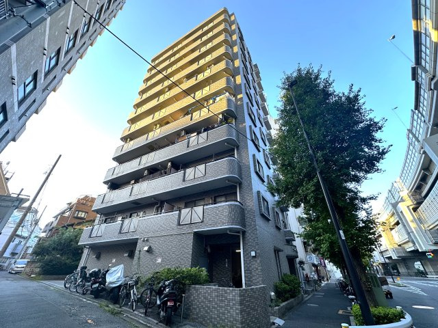 アークステージ北池袋の外観|控えめながらも洗練されたフォルムが、街並みに自然と溶け込みます。ほどよい高さと落ち着きのある佇まいが、住まう人に安心感と静かな誇りをもたらします。