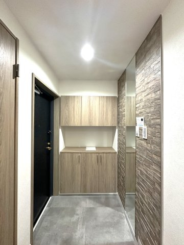 アークステージ北池袋の玄関|明るく落ち着いたデザインと広々とした空間が調和する玄関は、住まう人を温かく迎え入れます。毎日の出発と帰宅を心地よく包み込み、日常に上質なひとときをもたらしてくれる場所です。