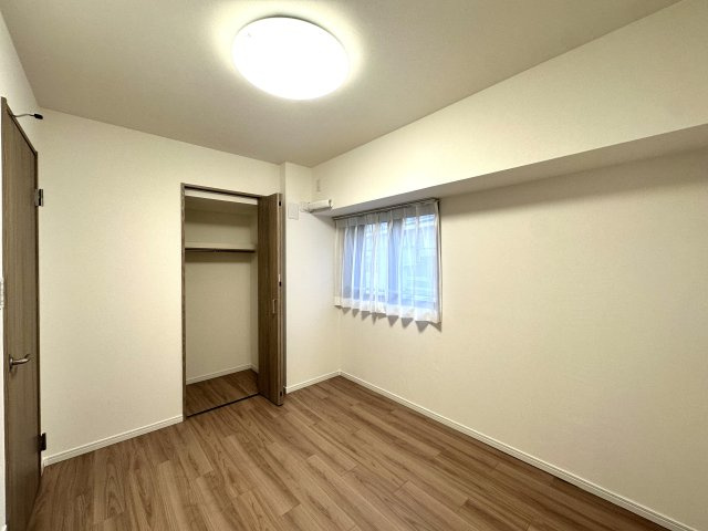 アークステージ北池袋の洋室|クローゼットを備えた機能的な洋室。収納力に優れ、すっきりと整った空間を保ちやすく、住まい全体の心地よさを高めてくれます。日比谷線
