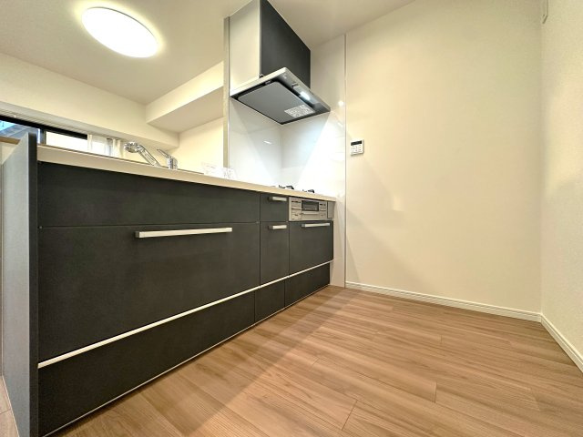 アークステージ北池袋のキッチン|毎日の料理が楽しくなる、機能的でスタイリッシュなキッチン。収納も豊富で、すっきりとした空間を保ちながら、家族との会話が自然と生まれる心地よい場所です。