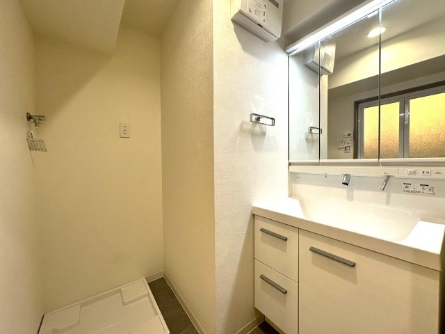 アークステージ北池袋の独立洗面台|明るい洗面スペースは、使いやすさを徹底的に追求した設計です。忙しい朝も快適に自然と笑顔がこぼれる心地よいひとときを叶えます。毎日の身支度がスムーズに整う、家族みんなに優しい空間です。