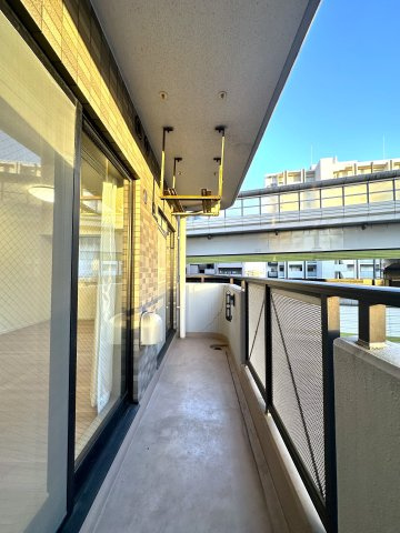 アークステージ北池袋のバルコニー|やわらかな風がそっと頬をなで、空の広がりが日常を包み込むバルコニー。朝の光に目を細めたり、夕暮れの空にひと息ついたり──心がほどけるひとときが、ここにはあります。