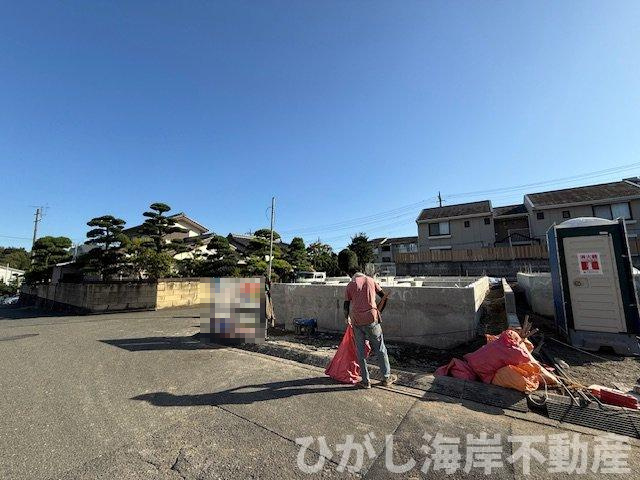 藤沢市大庭 　新築戸建　全3棟 の前面道路含む現地写真|10月17日撮影　建築中　現地外観