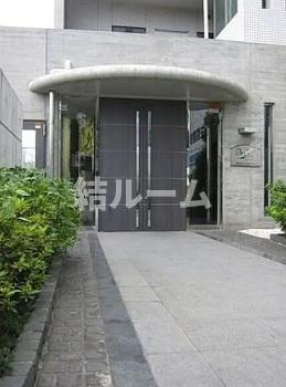 新宿区百人町２丁目の賃貸マンションのエントランス