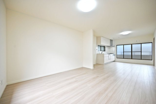 尼崎市西向島町中古戸建│4LDK+並列駐車2台可の居間・リビング|2025年6月リフォーム済み、阪神本線「出屋敷」駅徒歩7分の物件です。即日見学可能ですのでお気軽にお問い合わせください。