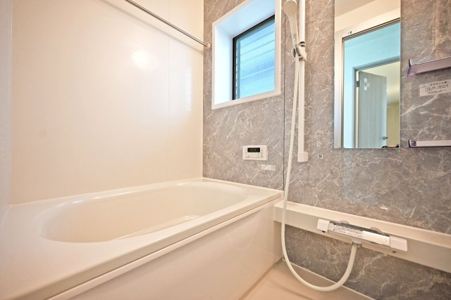 尼崎市西向島町中古戸建│4LDK+並列駐車2台可の浴室|一日の疲れを癒してくれる浴室は足を伸ばしてゆっくりとできるのがいいですね。