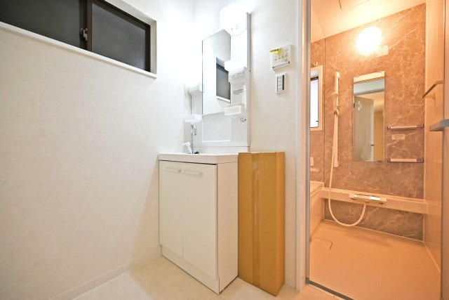 尼崎市西向島町中古戸建│4LDK+並列駐車2台可の独立洗面台|洗面化粧台はシャワー付きなので、朝の支度で忙しい時にもサッと洗髪できるのが便利です。