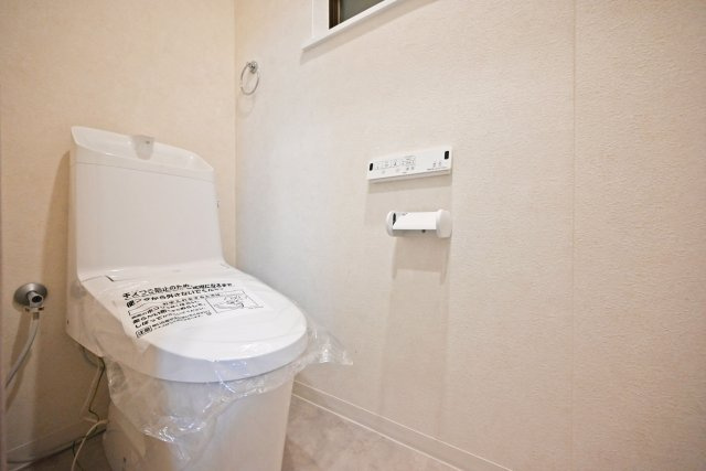 尼崎市西向島町中古戸建│4LDK+並列駐車2台可のトイレ|寒い日も快適に利用できる温水洗浄便座付きトイレです。