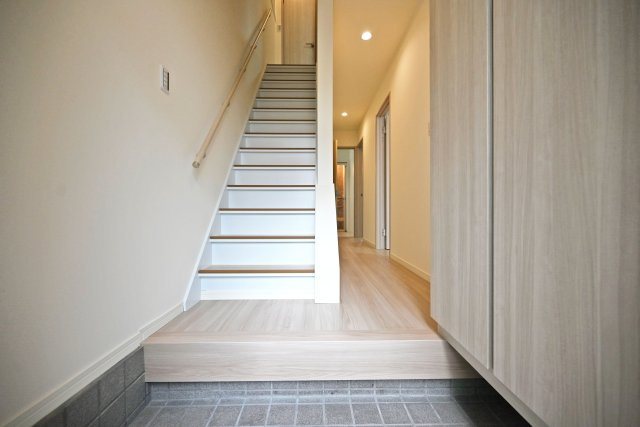 尼崎市西向島町中古戸建│4LDK+並列駐車2台可の玄関|玄関には天井まで届く大きな収納スペースがあるので、玄関まわりをスッキリと片付けできます。