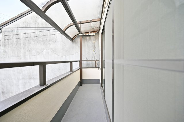 尼崎市西向島町中古戸建│4LDK+並列駐車2台可のバルコニー|南側バルコニーは屋根付きですので、突然の雨でも慌てて洗濯物を取り込む必要がありません。