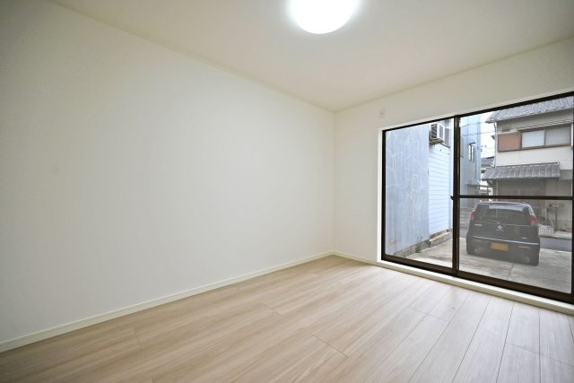 尼崎市西向島町中古戸建│4LDK+並列駐車2台可の洋室|-1階洋室約6帖-